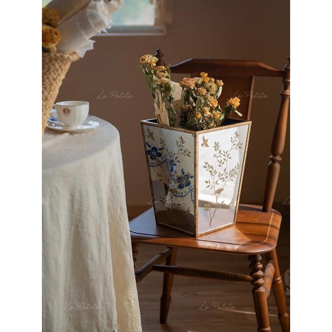 فازه ديكور بواجهات من المرايا المصقولة والمزينة بنقوش فنية لأغصان الأشجار والعصافير مما يعكس الضوء ويمنح غرفتك شعوراً بالاتساع والأناقة.9629