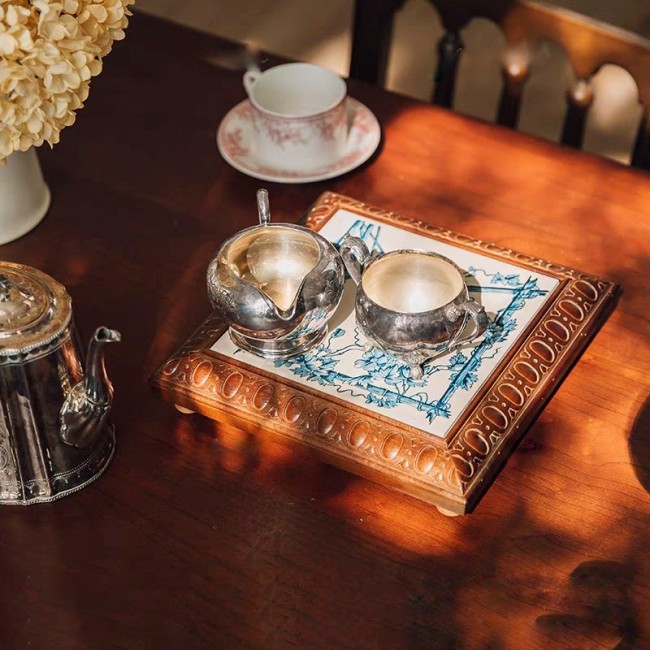 صينية تقديم خشبية مربعة بإطار منحوت ورسومات فنية L9613