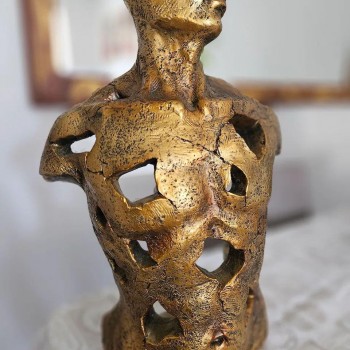 تحفه تجريدي يجسد الجزء العلوي من جسم الإنسان بتفاصيل منحوتة وجذابة9521