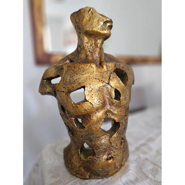 تحفه تجريدي يجسد الجزء العلوي من جسم الإنسان بتفاصيل منحوتة وجذابة9521