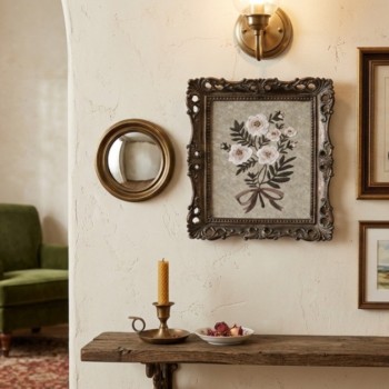 لوحة فنية لزهور كلاسيكية برباط فيونكة، محاطة بإطار فخم يتميز بنقوش نحتية بارزة وتفاصيل دقيقة تمنحها مظهراً أثرياً ساحراً9673