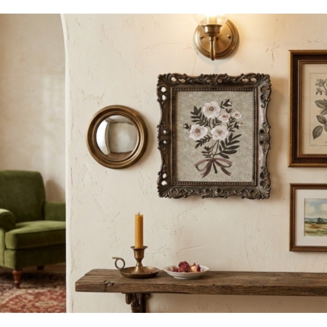 لوحة فنية لزهور كلاسيكية برباط فيونكة، محاطة بإطار فخم يتميز بنقوش نحتية بارزة وتفاصيل دقيقة تمنحها مظهراً أثرياً ساحراً9673 لوحة فنية لزهور كلاسيكية برباط فيونكة، محاطة بإطار فخم يتميز بنقوش نحتية بارزة وتفاصيل دقيقة تمنحها مظهراً أثرياً ساحراً9673