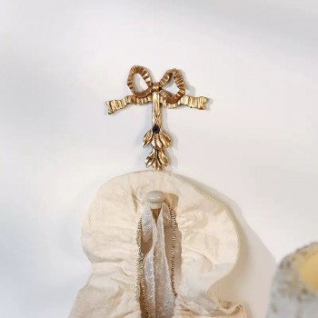 علاقه الجدارية الذهبية بتصميم الفيونكة قطعة ديكور استثنائية تجمع بين الأناقة الكلاسيكية والعملية، وهي مصممة لتضفي لمسة من الفخامة والرقي على أي زاوية في منزلكL9572