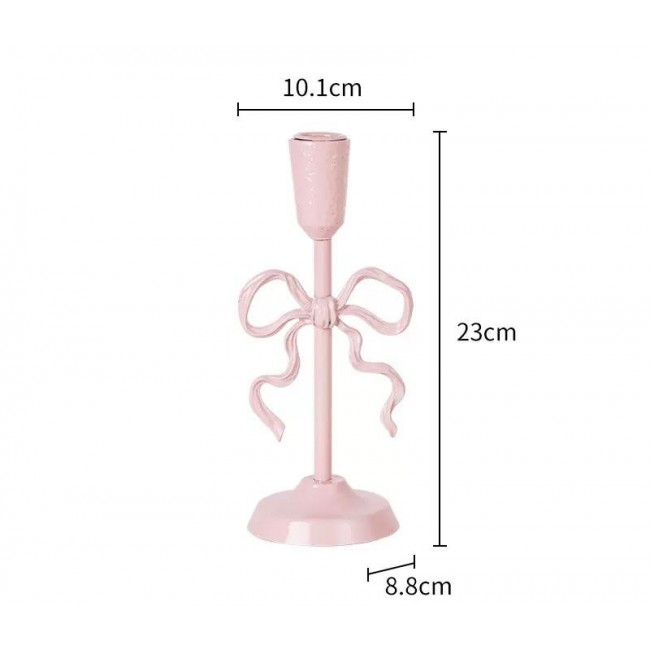 شمعدان ورديه بتصميم الفيونكة قطعة ديكور تجمع بين الرقة والجاذبية، وهي مصممة لتضفي لمسة أنثوية ناعمة وأجواءً رومانسية دافئة على منزلك متوفر الحجمين L9573