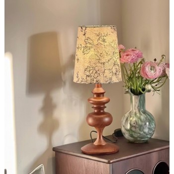 وحده اضاءه  خشبي بتصميم فنتاج يتميز بقاعدة منحوتة يدوياً من الخشب الصلب بلون الجوز الدافئ يجمع التصميم بين الأناقة الكلاسيكية واللمسات الفنية الحديثةL9728