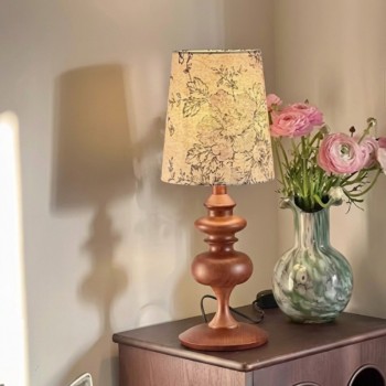 وحده اضاءه  خشبي بتصميم فنتاج يتميز بقاعدة منحوتة يدوياً من الخشب الصلب بلون الجوز الدافئ يجمع التصميم بين الأناقة الكلاسيكية واللمسات الفنية الحديثةL9728