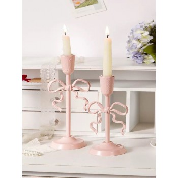 شمعدان ورديه بتصميم الفيونكة قطعة ديكور تجمع بين الرقة والجاذبية، وهي مصممة لتضفي لمسة أنثوية ناعمة وأجواءً رومانسية دافئة على منزلك متوفر الحجمين L9573