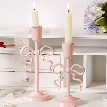 شمعدان ورديه بتصميم الفيونكة قطعة ديكور تجمع بين الرقة والجاذبية، وهي مصممة لتضفي لمسة أنثوية ناعمة وأجواءً رومانسية دافئة على منزلك متوفر الحجمين L9573