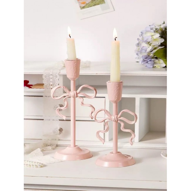 شمعدان ورديه بتصميم الفيونكة قطعة ديكور تجمع بين الرقة والجاذبية، وهي مصممة لتضفي لمسة أنثوية ناعمة وأجواءً رومانسية دافئة على منزلك متوفر الحجمين L9573