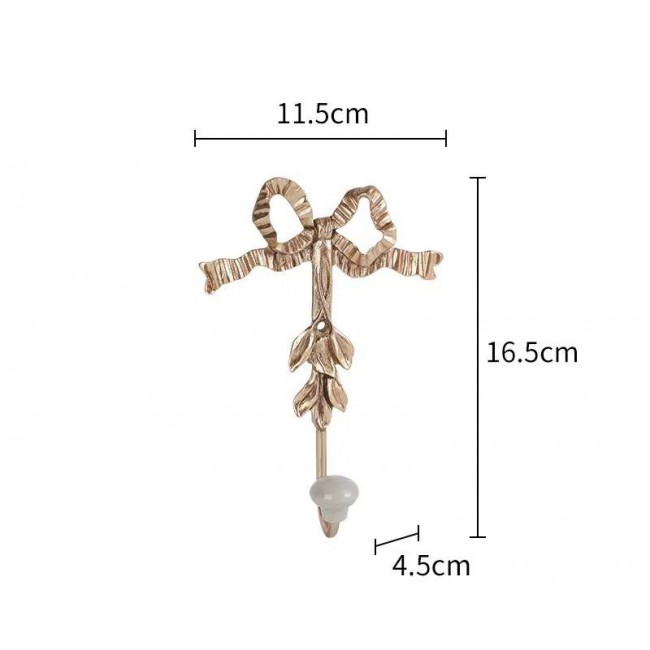 علاقه الجدارية الذهبية بتصميم الفيونكة قطعة ديكور استثنائية تجمع بين الأناقة الكلاسيكية والعملية، وهي مصممة لتضفي لمسة من الفخامة والرقي على أي زاوية في منزلكL9572