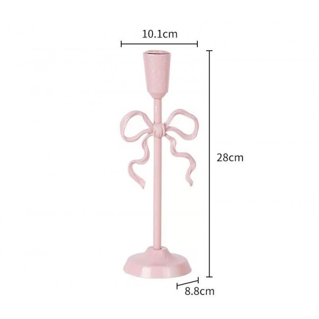 شمعدان ورديه بتصميم الفيونكة قطعة ديكور تجمع بين الرقة والجاذبية، وهي مصممة لتضفي لمسة أنثوية ناعمة وأجواءً رومانسية دافئة على منزلك متوفر الحجمين L9573