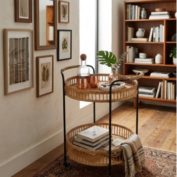 عربة عصرية للتقديم  قطعة أثاث استثنائية تجمع بين دفء الطبيعة وحداثة التصميم، وهي مصممة لتكون إضافة عملية وأنيقة لمنزلك أو لمشاريع الضيافةL9588