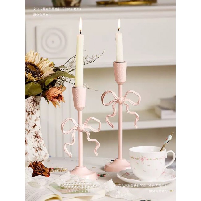 شمعدان ورديه بتصميم الفيونكة قطعة ديكور تجمع بين الرقة والجاذبية، وهي مصممة لتضفي لمسة أنثوية ناعمة وأجواءً رومانسية دافئة على منزلك متوفر الحجمين L9573