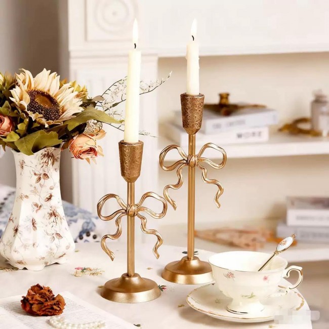 شمعدان ذهبي بتصميم الفيونكة لمسة من الرقي والشاعرية على منزلك، حيث يجمع بين الفخامة الكلاسيكية وجمال التفاصيل المنسوجة يدوياً متوفر الحجمين L9575 شمعدان ذهبي بتصميم الفيونكة لمسة من الرقي والشاعرية على منزلك، حيث يجمع بين الفخامة الكلاسيكية وجمال التفاصيل المنسوجة يدوياً متوفر الحجمين L9575