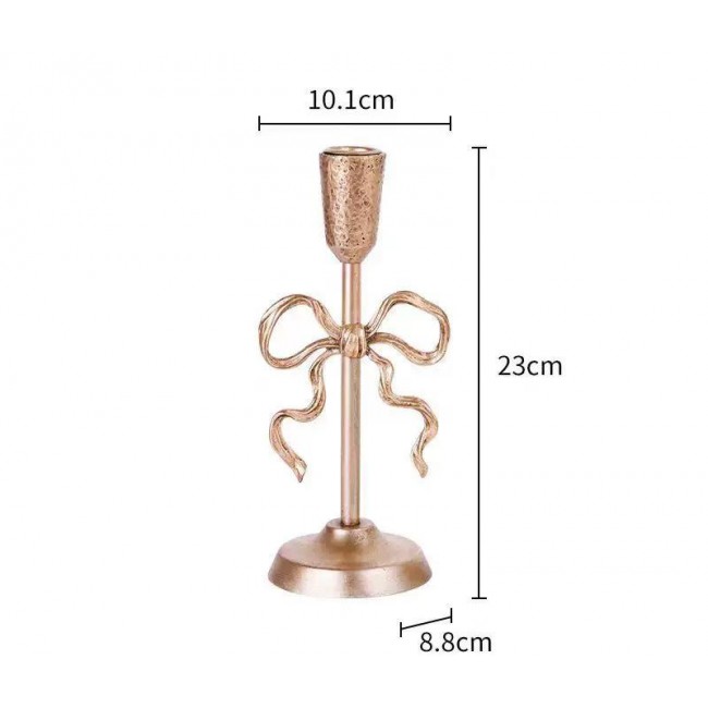 شمعدان ذهبي بتصميم الفيونكة لمسة من الرقي والشاعرية على منزلك، حيث يجمع بين الفخامة الكلاسيكية وجمال التفاصيل المنسوجة يدوياً متوفر الحجمين L9575 شمعدان ذهبي بتصميم الفيونكة لمسة من الرقي والشاعرية على منزلك، حيث يجمع بين الفخامة الكلاسيكية وجمال التفاصيل المنسوجة يدوياً متوفر الحجمين L9575