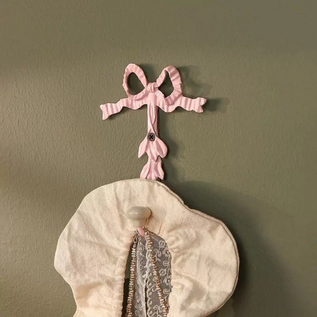 علاق جداري بتصميم الفيونكه قطعة ديكور رقيقة تجمع بين سحر الطراز الفرنسي والعمليةL9571 علاق جداري بتصميم الفيونكه قطعة ديكور رقيقة تجمع بين سحر الطراز الفرنسي والعمليةL9571