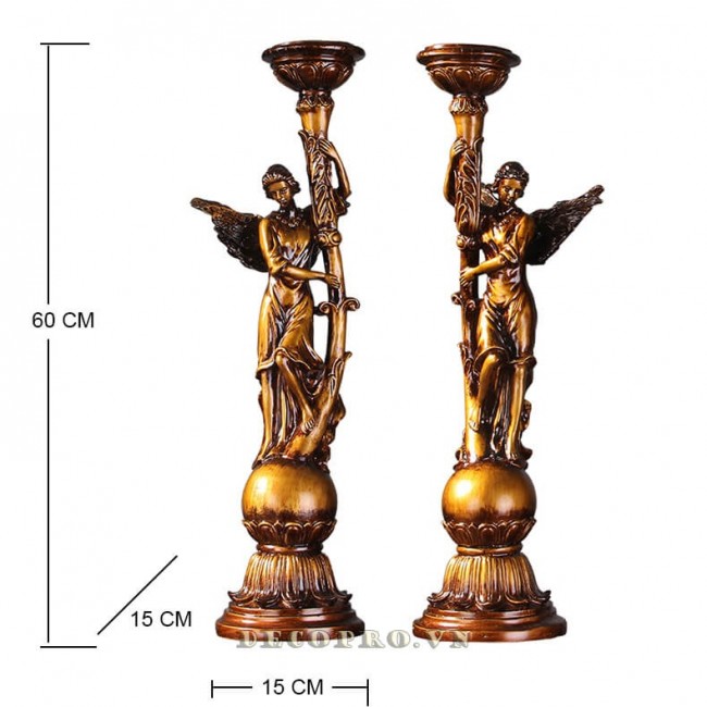 طقم شمعدان يستحضر روح العصور الكلاسيكية وفخامة الديكور الأوروبي مع هذا الزوج الساحر من شمعدانات الملائكة الذهبيةL9506