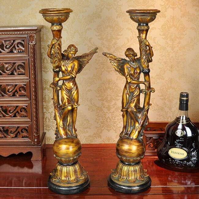 طقم شمعدان يستحضر روح العصور الكلاسيكية وفخامة الديكور الأوروبي مع هذا الزوج الساحر من شمعدانات الملائكة الذهبيةL9506