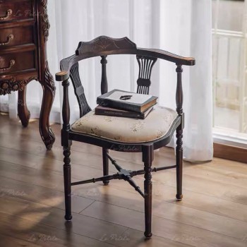 كرسي زاويه اناقه فكتوريه يجمع بين متانة الخشب  والزخارف اليدوية التي تحاكي قطع الأنتيك النادرة9625