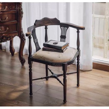 كرسي زاويه اناقه فكتوريه يجمع بين متانة الخشب  والزخارف اليدوية التي تحاكي قطع الأنتيك النادرة9625