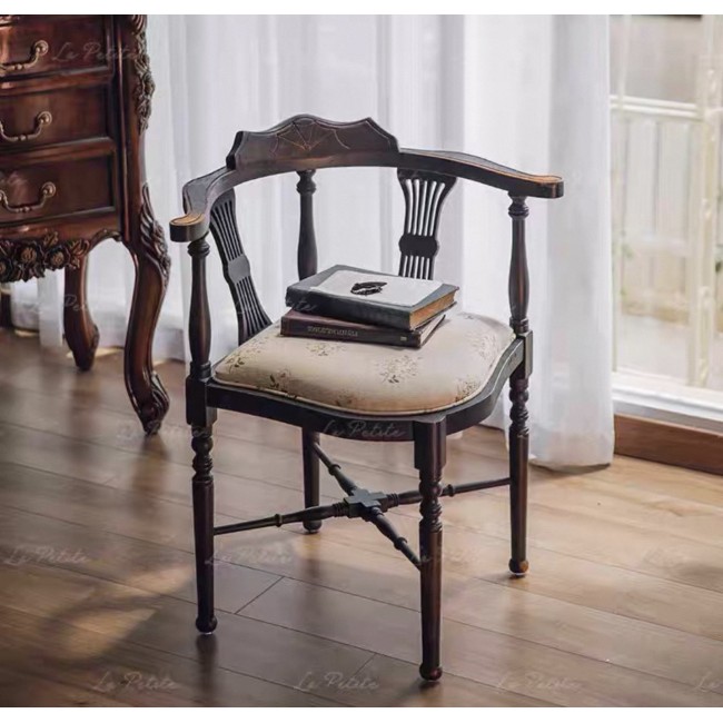 كرسي زاويه اناقه فكتوريه يجمع بين متانة الخشب  والزخارف اليدوية التي تحاكي قطع الأنتيك النادرة9625