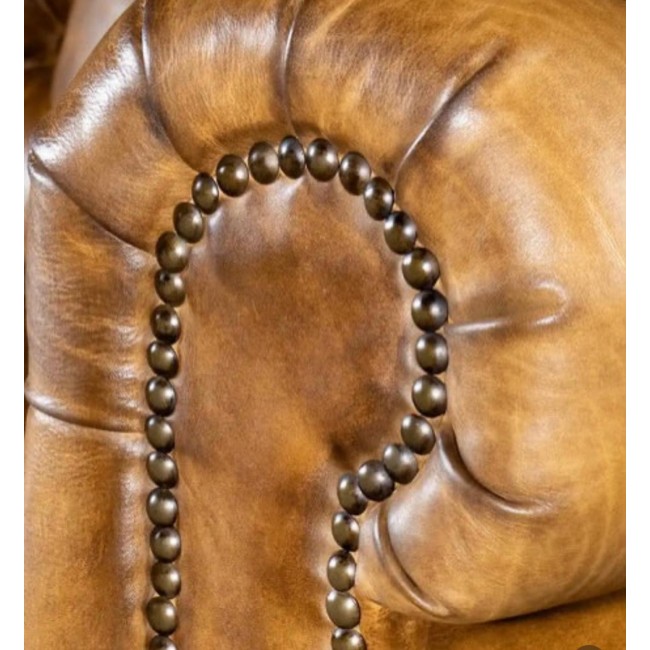 صوفا فنتج مصنوع من الجلد البقر الايطالي المعتق هذه الصوفا هي قطعه فنيه تجسد الفخامه الكلاسيكيه بلمسه ريفيه دافئه متوفر المقاسين9776