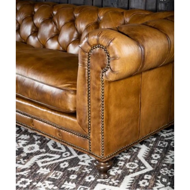 صوفا فنتج مصنوع من الجلد البقر الايطالي المعتق هذه الصوفا هي قطعه فنيه تجسد الفخامه الكلاسيكيه بلمسه ريفيه دافئه متوفر المقاسين9776