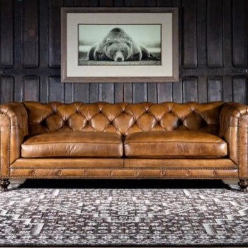صوفا فنتج مصنوع من الجلد البقر الايطالي المعتق هذه الصوفا هي قطعه فنيه تجسد الفخامه الكلاسيكيه بلمسه ريفيه دافئه متوفر المقاسين9776