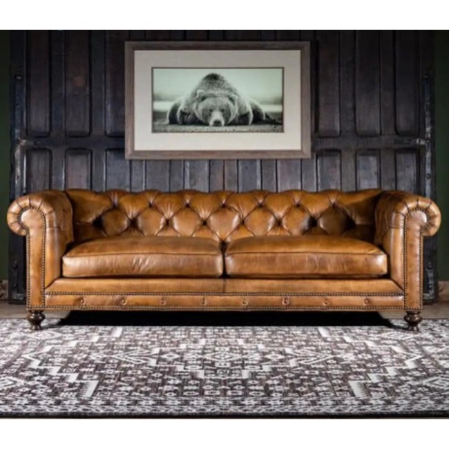 صوفا فنتج مصنوع من الجلد البقر الايطالي المعتق هذه الصوفا هي قطعه فنيه تجسد الفخامه الكلاسيكيه بلمسه ريفيه دافئه متوفر المقاسين9776