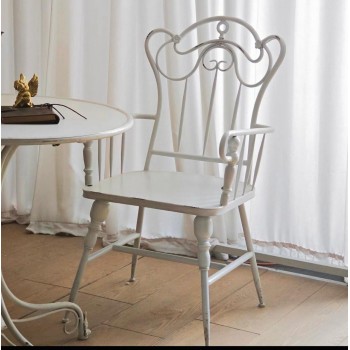 كرسي معدن بلمسه من الفخامه على الطراز الفرنسي مما يمنحه طابعا ريفيا 9591