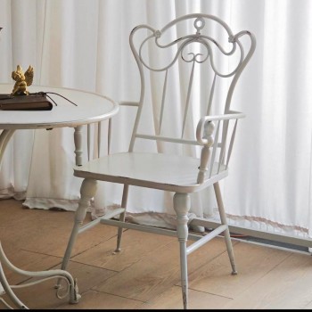 كرسي معدن بلمسه من الفخامه على الطراز الفرنسي مما يمنحه طابعا ريفيا 9591