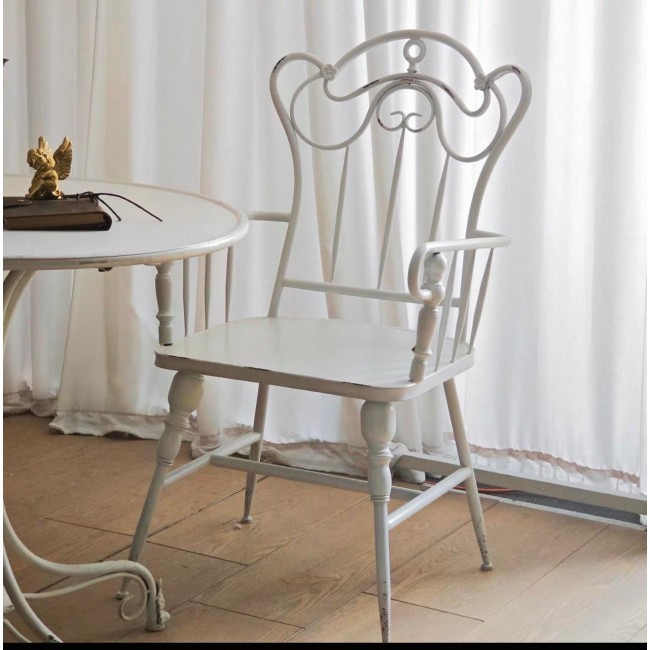 كرسي معدن بلمسه من الفخامه على الطراز الفرنسي مما يمنحه طابعا ريفيا 9591
