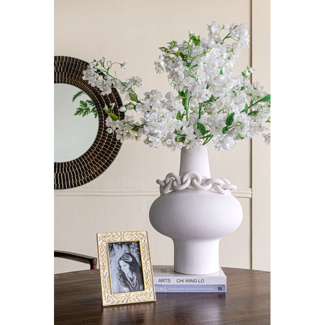 فازه سيراميك بيضاء (عاجية) مع تفاصيل سلسلة ديكورية8328 فازه سيراميك بيضاء (عاجية) مع تفاصيل سلسلة ديكورية8328