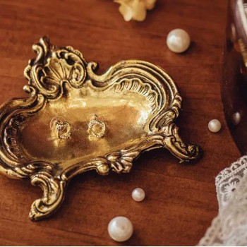 صحن اكسسوارات معدن مزخرف بطابع كلاسيك يجمع بين الرقي والفخامه 9104