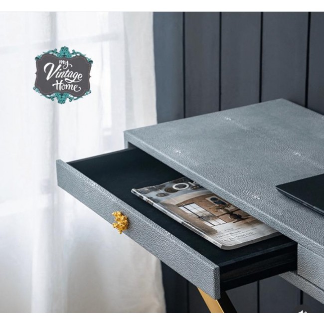 كونسول مصنوع من الخشب الطبيعي مغلف بجلد الفانيل الناعم الذي يضفي لمسه الرفاهيه 8407