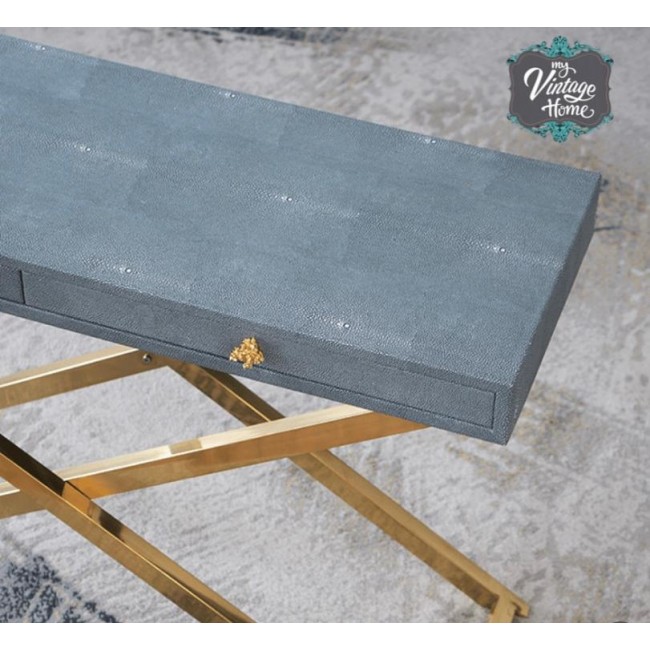 كونسول مصنوع من الخشب الطبيعي مغلف بجلد الفانيل الناعم الذي يضفي لمسه الرفاهيه 8407