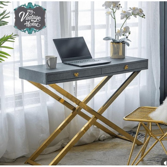 كونسول مصنوع من الخشب الطبيعي مغلف بجلد الفانيل الناعم الذي يضفي لمسه الرفاهيه 8407