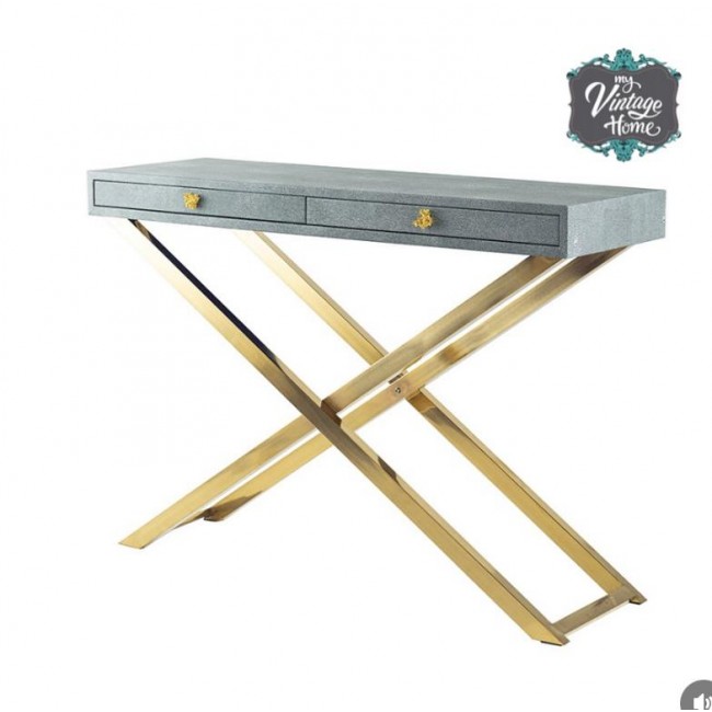 كونسول مصنوع من الخشب الطبيعي مغلف بجلد الفانيل الناعم الذي يضفي لمسه الرفاهيه 8407