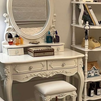 تسريحه ملكيه بيضاء من الخشب الطبيعي بزخارف فاخره 8614