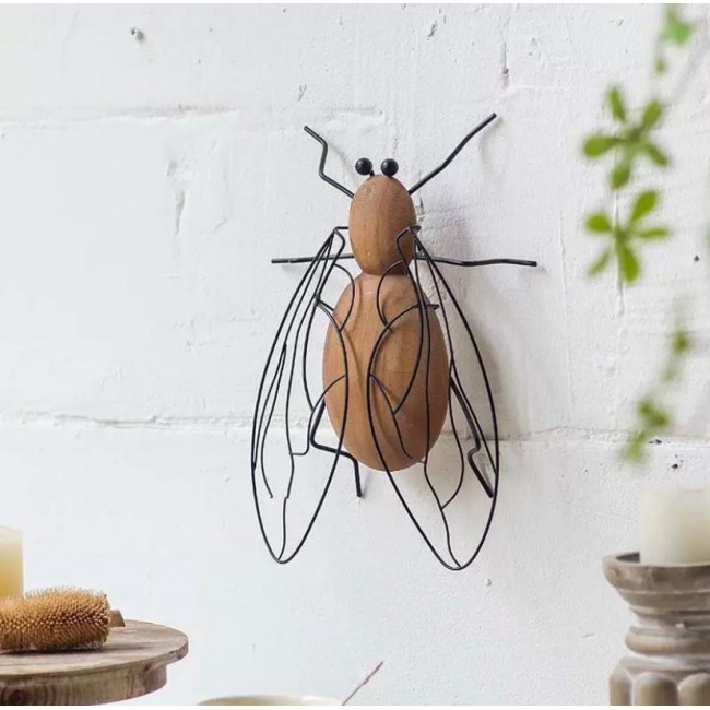 تحفه جداريه فريده تجمع بين الخشب الطبيعي والمعدن الاسود بتصميم مستوحى من شكل الحشرات تضيف لمسه فنيه جريئه  8852