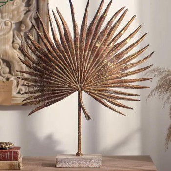 تحفه مكتبيه بقاعده خشبيه بتصميم ورق شجر معدني L8793