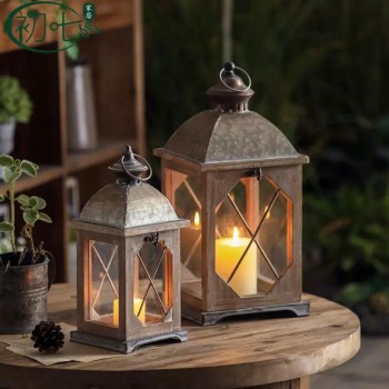تحفه شمعدان بتصميم فانوس معدن مطعم بالزجاج بتفاصيل دافئه لفصل شتاء متوفر الحجمين 8856