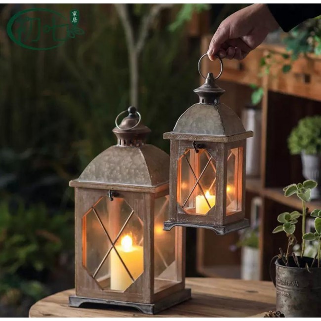 تحفه شمعدان بتصميم فانوس معدن مطعم بالزجاج بتفاصيل دافئه لفصل شتاء متوفر الحجمين 8856