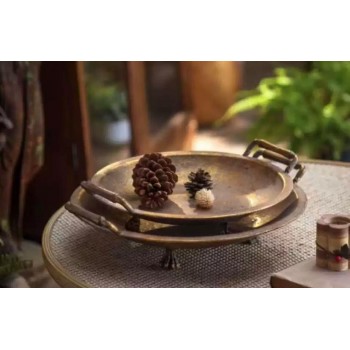 صينيه تقديم بمقابض معدن ذهبي بتفاصيل اوربيه متوفر الحجمين 8786 صينيه تقديم بمقابض معدن ذهبي بتفاصيل اوربيه متوفر الحجمين 8786