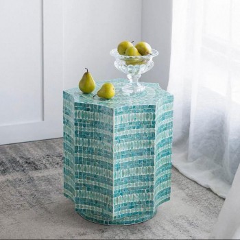 طاوله جانبيه مضلعه بتصميم هندسي مطعم بصدف فاخر 