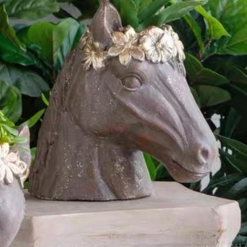 تحفة راس حصان اسود باكليل ورد مذهب 7925