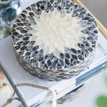 علبه هديه مطعمه بشرائح دقيقه بشكل هدسي بالون الابيض والاسود 7795