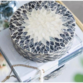 علبه هديه مطعمه بشرائح دقيقه بشكل هدسي بالون الابيض والاسود 7795