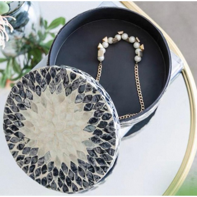 علبه هديه مطعمه بشرائح دقيقه بشكل هدسي بالون الابيض والاسود 7795