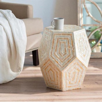 طاوله جانبيه بتصميم هندسي مطعمه بشرائح رقيقه 7811